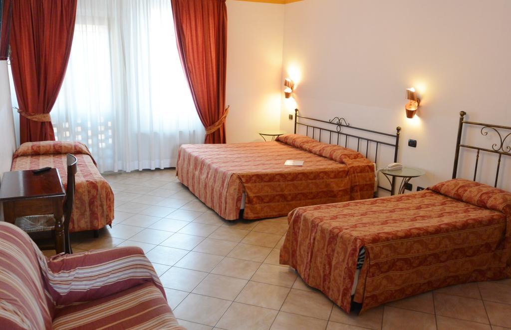 Hotel Ristorante Italia تْشيرتوسا دي بافِيا المظهر الخارجي الصورة